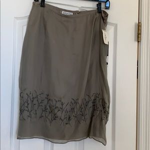 Due per Due silk skirt size 12 grey wi/embroidery